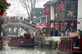 Xinhua Headlines: China seizes Spring Festival to heat up tourism, consumption