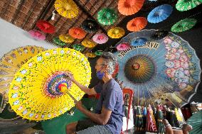 INDONESIA-KLATEN-TRADITIONAL UMBRELLA-MAKING