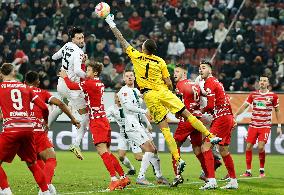 (SP)GERMANY-AUGSBURG-FOOTBALL-BUNDESLIGA-AUGSBURG VS MOENCHENGLADBACH