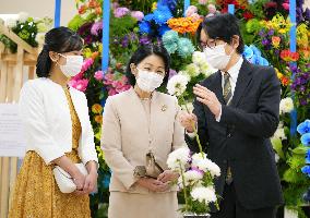 Royal family at flower exhibition