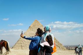 EGYPT-GIZA-TOURISM-REVENUES-RECORD HIGH