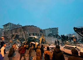 Xinhua Headlines: Rescue efforts intensify as devastating earthquakes kill about 5,000 in Türkiye, Syria