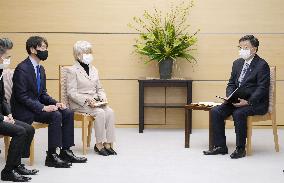 Abductee's mother meets with top gov't spokesman Matsuno