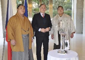 Sumo wrestlers visit Czech envoy to Japan