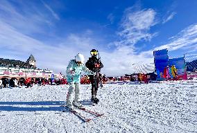 Xinhua Headlines: Winter sports boom brings brighter future for Xinjiang residents