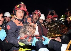 TÜRKIYE-HATAY-EARTHQUAKES-CHINESE RESCUE TEAM-WOMAN SURVIVOR-RESCUE