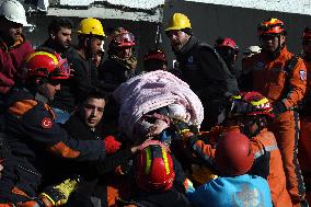 TÜRKIYE-HATAY-EARTHQUAKES-CHINESE RESCUE TEAM-WOMAN SURVIVOR-RESCUE