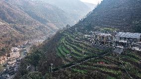 Xinhua Headlines: Bridges bring benefits to China's mountainous province