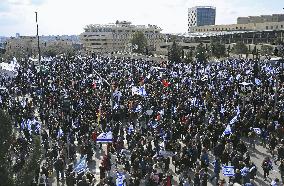 Mass protest outside Israeli parliament