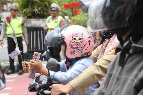 INDONESIA-SUKOHARJO-VALENTINE'S DAY-ROAD SAFETY CAMPAIGN