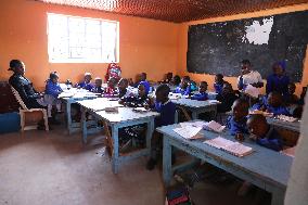KENYA-NAIROBI-SLUM SCHOOL-FEEDING PROGRAM-CHINESE ENTERPRISES-DONATION