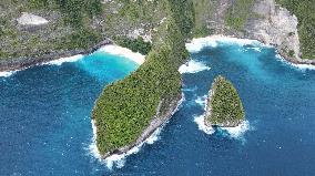 INDONESIA-BALI-NUSA PENIDA ISLAND-KELINGKING CLIFF-SCENERY