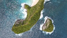 INDONESIA-BALI-NUSA PENIDA ISLAND-KELINGKING CLIFF-SCENERY