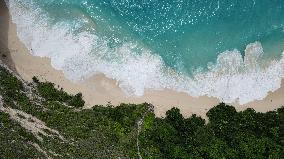 INDONESIA-BALI-NUSA PENIDA ISLAND-KELINGKING CLIFF-SCENERY