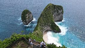 INDONESIA-BALI-NUSA PENIDA ISLAND-KELINGKING CLIFF-SCENERY