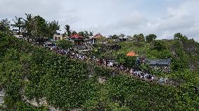 INDONESIA-BALI-NUSA PENIDA ISLAND-KELINGKING CLIFF-SCENERY