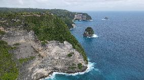 INDONESIA-BALI-NUSA PENIDA ISLAND-KELINGKING CLIFF-SCENERY