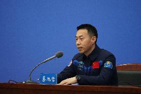 CHINA-BEIJING-SHENZHOU-14-ASTRONAUTS-PRESS CONFERENCE (CN)