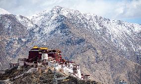 CHINA-TIBET-LHASA-SNOW (CN)