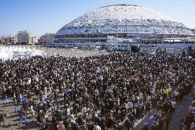 Fans mass in front of Vantelin Dome Nagoya