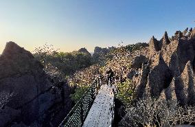 LAOS-KHAMMOUANE-THE ROCK VIEWPOINT