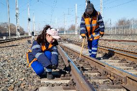 CHINA-HEILONGJIANG-RAILWAY-FEMALE INSPECTORS (CN)