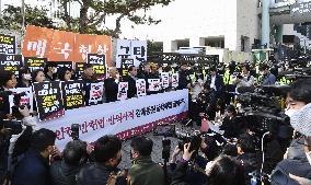 Protest against gov't solution to wartime labor row with Japan