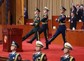 (TWO SESSIONS)CHINA-BEIJING-CEREMONY-PLEDGING ALLEGIANCE-CONSTITUTION (CN)