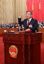 (TWO SESSIONS)CHINA-BEIJING-LI QIANG-CONSTITUTION-PLEDGING ALLEGIANCE (CN)
