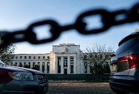 Xinhua Headlines: U.S., Europe in bank turbulence, triggering fears globally