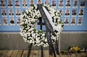 Flower wreath for fallen Ukrainian soldiers offered by Japan PM