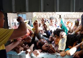 YEMEN-SANAA-RAMADAN-CHARITY-FOOD