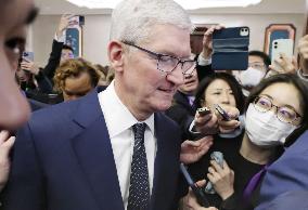 Apple CEO Cook in China
