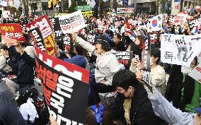 S. Koreans protest gov't diplomacy with Japan