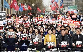 S. Koreans protest gov't diplomacy with Japan