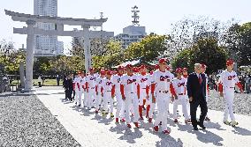 Baseball: Hiroshima players make spring shrine visit