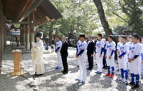 Baseball: Chunichi players make spring shrine visit