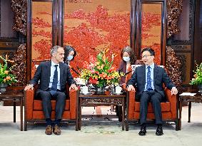 CHINA-BEIJING-HAN ZHENG-SCHNEIDER ELECTRIC-MEETING (CN)