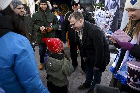 Chairperson of the National Coalition Party Petteri Orpo campaigns