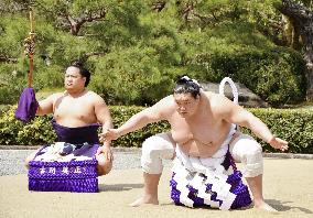 Sumo: Terunofuji performs ring-entering ritual