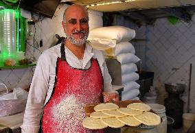 SYRIA-DAMASCUS-RAMADAN-SWEET-QATAYEF
