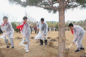 CHINA-BEIJING-LEADERS-TREE-PLANTING (CN)