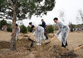 CHINA-BEIJING-LEADERS-TREE-PLANTING (CN)