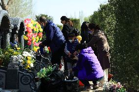 Xinhua Headlines: China marks Qingming Festival, eco-friendly tomb sweeping gaining ground