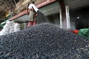 MYANMAR-YANGON-BLACK GRAMS-EXPORT