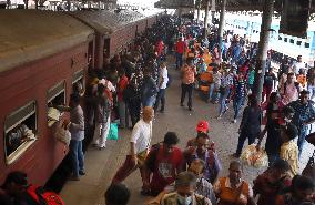 SRI LANKA-COLOMBO-TRADITIONAL NEW YEAR-TRAVEL RUSH