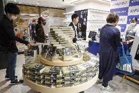 Murakami's new novel hits bookstores in Japans