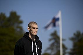 Koripalloilija Lauri Markkasen määrä aloittaa varusmiespalvelus Urheilukoulussa Helsingin Santahaminassa