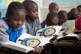 KENYA-NAIROBI-MATHARE SLUM-SCHOOL-BOOK READING