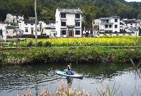 (SP)CHINA-JIANGXI-WUYUAN-PADDLE BOARDING-LIFE